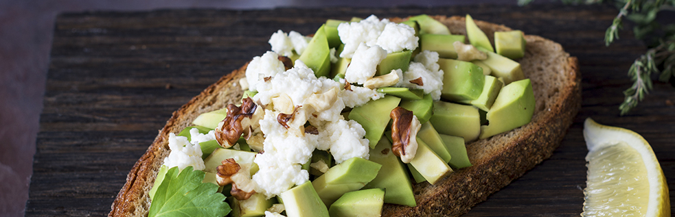 29 tostada de aguacate con queso fresco