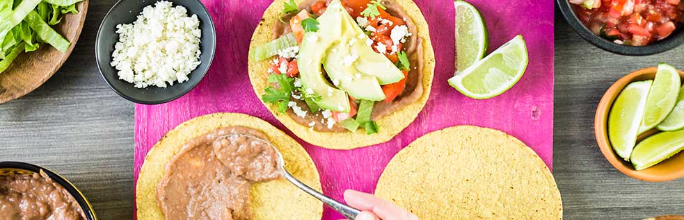 09 Tostadas Vegetarianas con Aguacate y Queso Mexicano